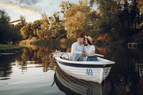 Pareja Amor Con Cesta Frutas Relajarse Barco Lago Tranquilo Día — Foto de Stock