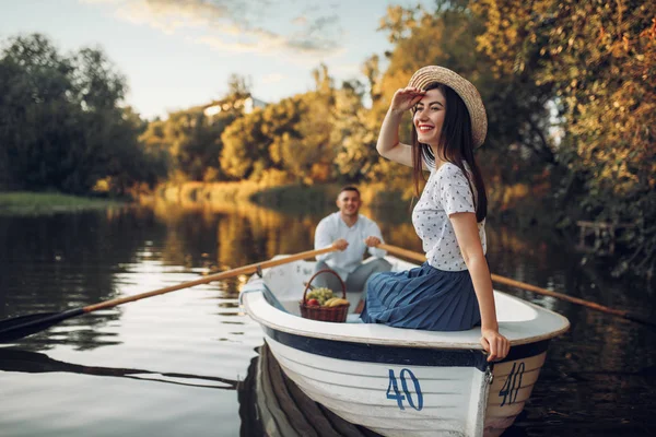 Bonita Senhora Posa Barco Lago Tranquilo Dia Verão Encontro Romântico — Fotografia de Stock