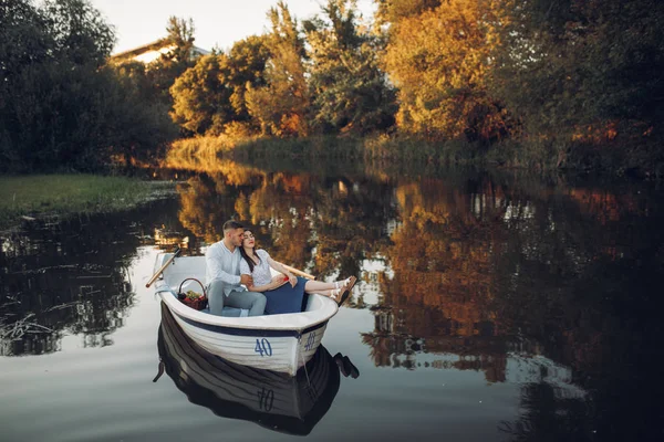 这对恋人带着水果篮躺在平静湖上的小船上 浪漫的相遇 划船旅行 男人和女人沿着河边散步 — 图库照片