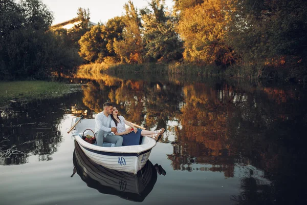 Amor Casal Com Cesta Frutas Deitado Barco Lago Tranquilo Dia — Fotografia de Stock