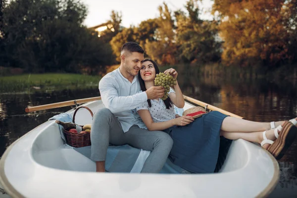 Couple Amour Câlins Dans Bateau Sur Lac Calme Jour Été — Photo