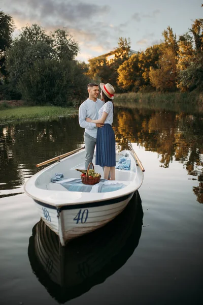 Amor Casal Barco Lago Tranquilo Dia Verão Pôr Sol Encontro — Fotografia de Stock