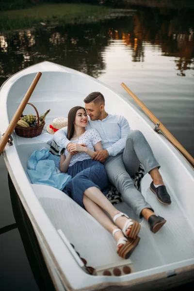 Amor Casal Deitado Barco Lago Tranquilo Sonhando Pôr Sol Encontro — Fotografia de Stock