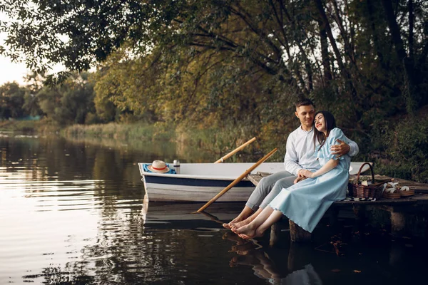 Amor Casal Sentado Cais Lago Tranquilo Encontro Romântico Viagem Barco — Fotografia de Stock