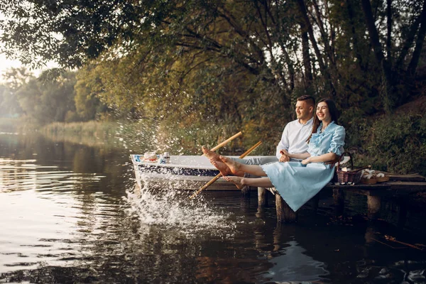 情侣们坐在平静湖上的码头上 浪漫的相遇 乘船旅行 男人和女人在湖边漫步 — 图库照片