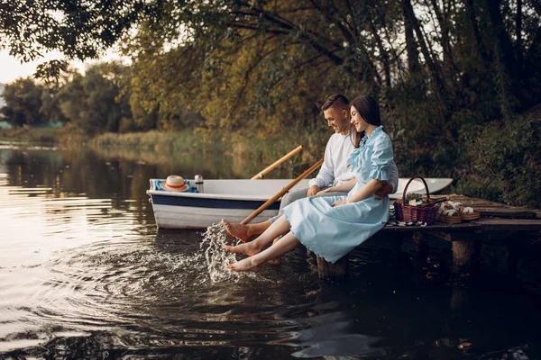 Couple Amour Assis Sur Jetée Sur Lac Calme Rencontre Romantique — Photo