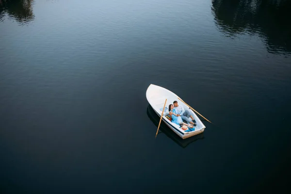 愛のカップル静かな湖の上のビューにボートに横たわっている ロマンチックな出会い ボート旅行 男と女が湖に沿って歩く — ストック写真