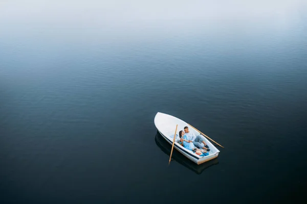 Love Couple Lying Boat Silent Lake Top View Romantic Meeting — Stock Photo, Image