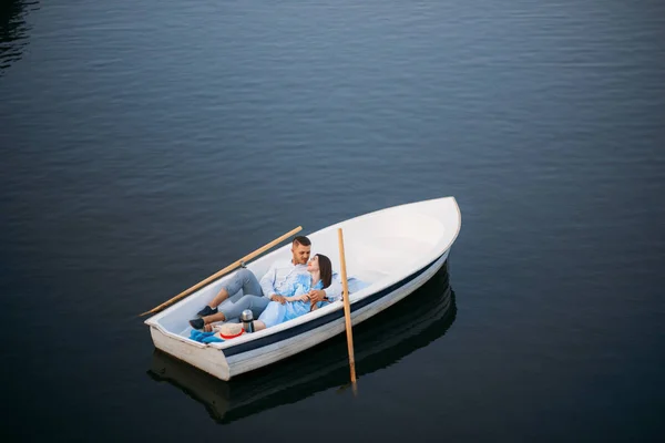 Coppia Innamorati Sdraiati Una Barca Sul Lago Silenzioso Vista Dall — Foto Stock