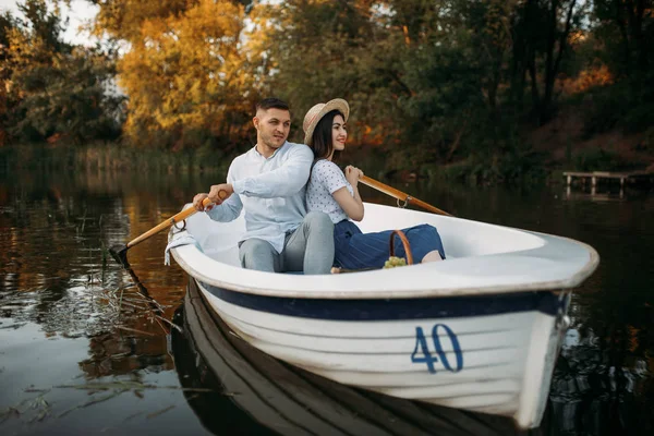 Amor Abraços Casal Barco Lago Tranquilo Dia Verão Encontro Romântico — Fotografia de Stock