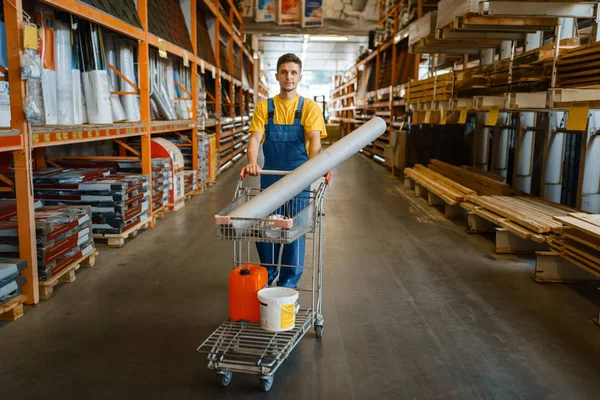 Ein Bauarbeiter Trägt Baumaterial Einem Baumarkt Kunden Schauen Sich Die — Stockfoto