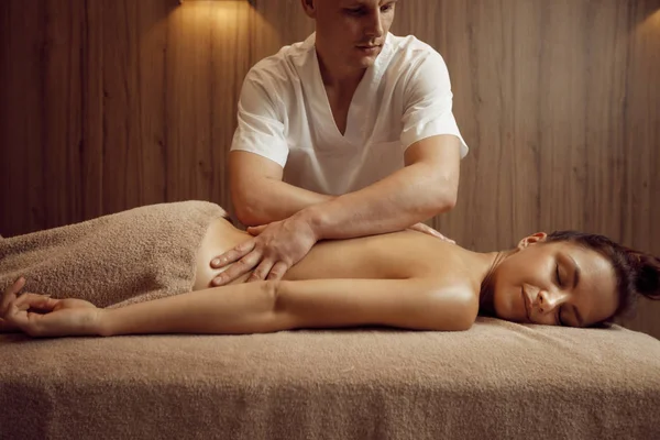 Male Masseur Pampering Neck Young Woman Towel Professional Massage Massaging — Stock Photo, Image