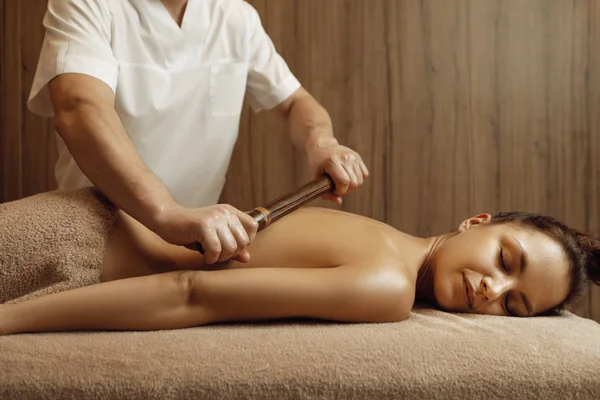 Male Masseur Pampering Back Stick Young Woman Towel Professional Massage — Stock Photo, Image