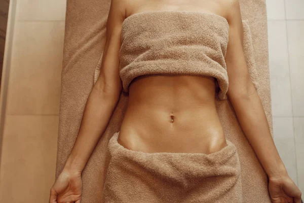 Donna Magra Asciugamano Sdraiata Sul Tavolo Massaggio Vista Dall Alto — Foto Stock