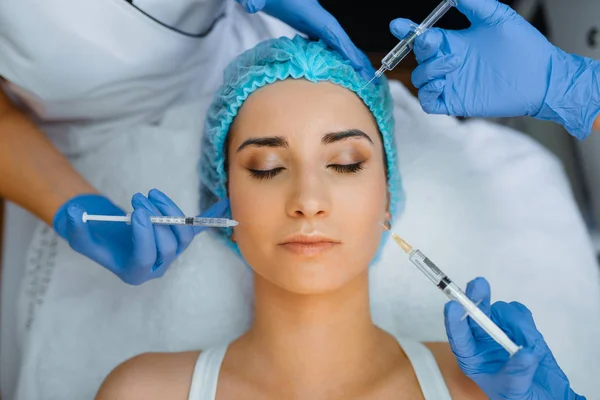 Ruce Kosmetika Rukavicích Drží Injekční Stříkačky Botoxovou Injekcí Obličeje Pacientky — Stock fotografie