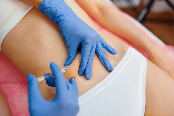 Cosmetician Nas Luvas Injeção Botox Estômago Paciente Fêmea Tabela Tratamento — Fotografia de Stock