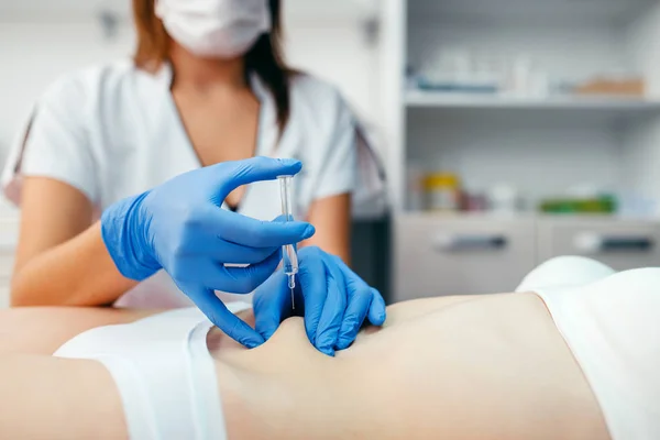 Kosmetiker Handskar Ger Botox Injektion Magen Till Kvinnliga Patienter Behandlingsbordet — Stockfoto