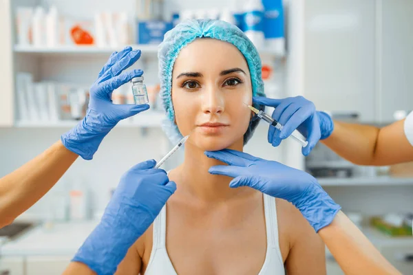 Kosmetička Ruce Injekční Stříkačkou Botoxu Pacientky Omlazovací Procedura Kosmetickém Salónu — Stock fotografie