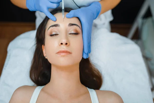Kosmetička Rukavicích Podává Pacientce Ošetřovacím Stole Injekce Botoxu Obličeje Omlazovací — Stock fotografie