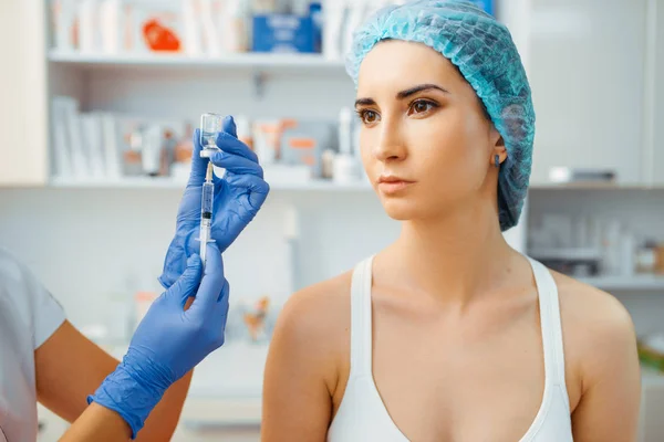 Cosmético Hace Terapia Botox Paciente Mujer Mesa Tratamiento Procedimiento Rejuvenecimiento —  Fotos de Stock