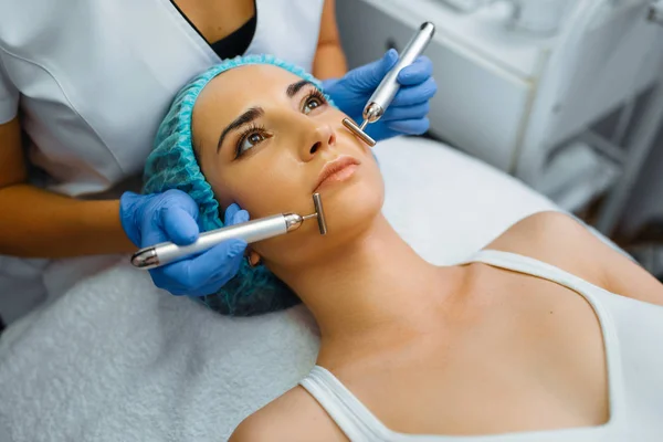 Cosmetici Gladstrijken Het Gezicht Van Vrouwelijke Patiënten Botox Injecties Verjongingsprocedure — Stockfoto