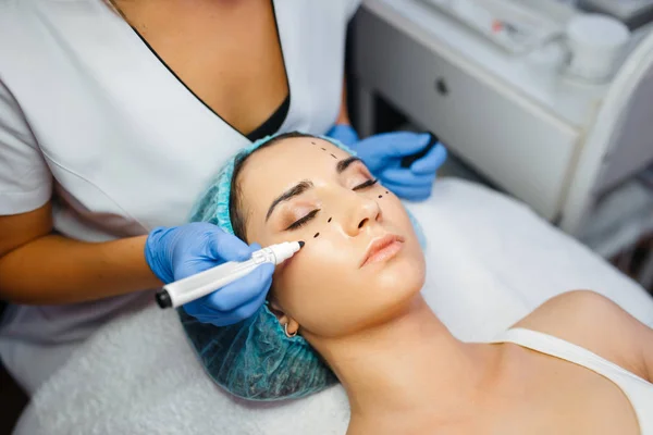 Cosmeticus Met Marker Zet Stippellijnen Vrouwelijke Patiëntengezicht Botox Injecties Voorbereiding — Stockfoto