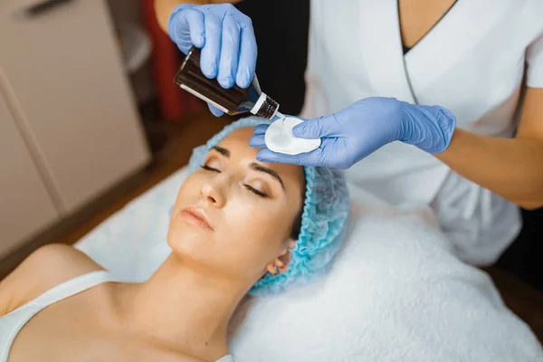 Cosmetica Vrouwelijke Patiënt Gezichtsreiniging Verjongingsprocedure Schoonheidssalon Arts Vrouw Cosmetische Chirurgie — Stockfoto