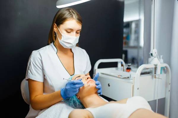 Cosmetician Geeft Botox Injectie Gezichtsverzorging Verjongingsprocedure Schoonheidssalon Dokter Vrouw Cosmetische — Stockfoto