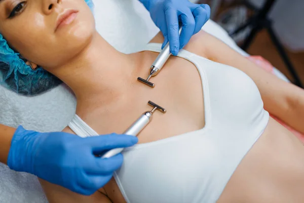 Cosmetician Smoothes Body Skin Botox Injections Rejuvenation Procedure Beautician Salon — Stockfoto
