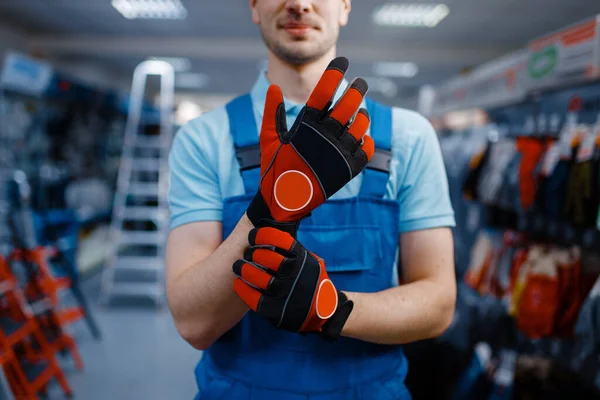 Mannelijke Werknemer Handen Beschermende Handschoenen Gereedschapswinkel Keuze Van Professionele Apparatuur — Stockfoto