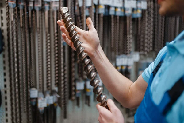 Empleado Masculino Uniforme Eligiendo Taladro Hormigón Tienda Herramientas Elección Equipos — Foto de Stock