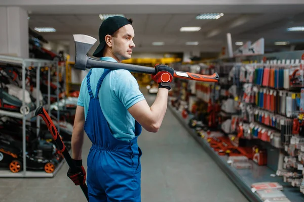 Männliche Arbeiter Uniform Halten Zwei Äxte Gerätehaus Auswahl Professionellen Geräten — Stockfoto