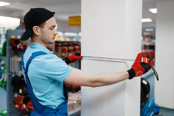 Männlicher Arbeiter Uniformiertem Maßband Werkzeugladen Auswahl Professionellen Geräten Baumarkt Instrumentenmarkt — Stockfoto