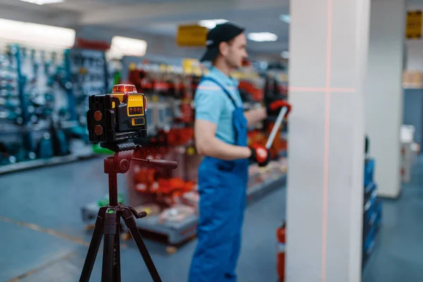 Männlicher Arbeiter Uniform Testet Laserwaage Auf Stativ Gerätehaus Auswahl Professionellen — Stockfoto
