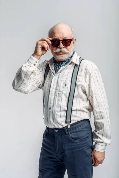 Бородатый Пожилой Человек Усами Позирует Солнечных Очках Сером Фоне Зрелый — стоковое фото