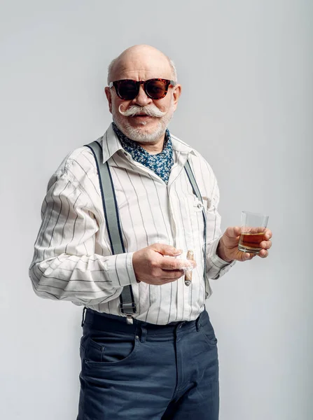 Модный Пожилой Человек Сигарой Бутылкой Хорошего Алкоголя Сером Фоне Старшеклассник — стоковое фото