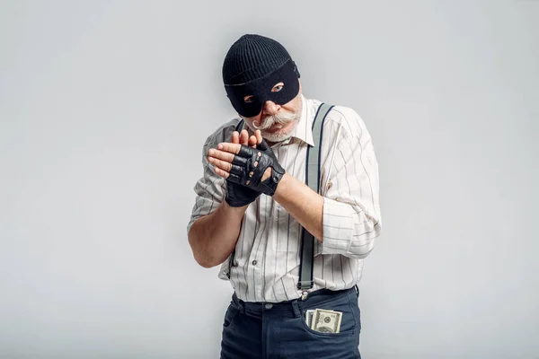 Starší Lupič Masce Izolované Šedém Pozadí Gangster Starší Studiu Muž — Stock fotografie