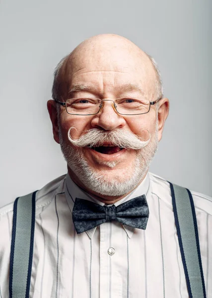 Retrato Anciano Sonriente Con Pajarita Gafas Fondo Gris Maduro Senior — Foto de Stock