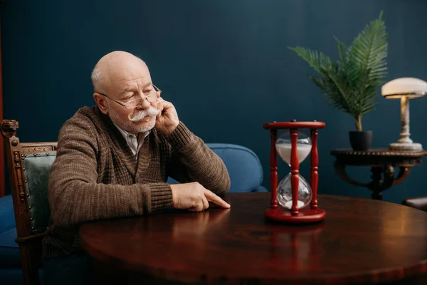 Vieil Homme Sérieux Regardant Verre Verre Dans Son Bureau Maison — Photo