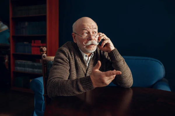 Äldre Man Pratar Mobiltelefon Hemmakontoret Bearded Mogen Senior Vardagsrummet Äldre — Stockfoto