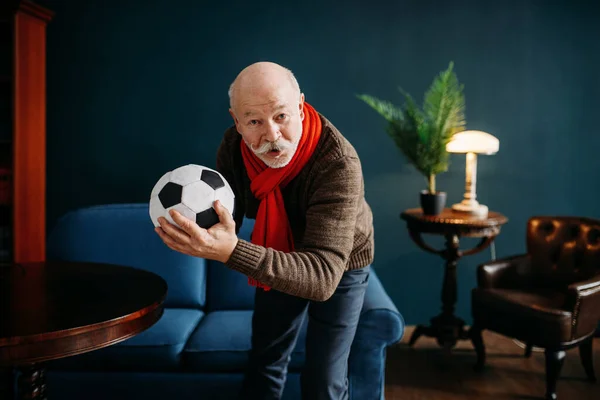 Пожилой Человек Красным Шарфом Мячом Смотрит Телевизор Футбольный Фанат Взрослые — стоковое фото