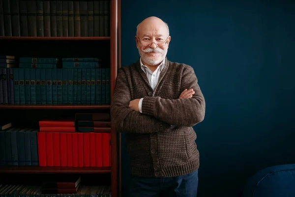 Fröhlicher Älterer Herr Mit Brille Posiert Vor Dem Bücherregal Home — Stockfoto