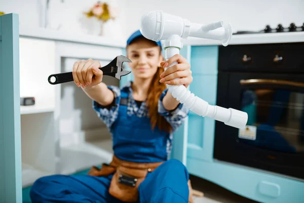 Jonge Vrouwelijke Loodgieter Uniform Toont Moersleutel Pijp Keuken Handige Vrouw — Stockfoto
