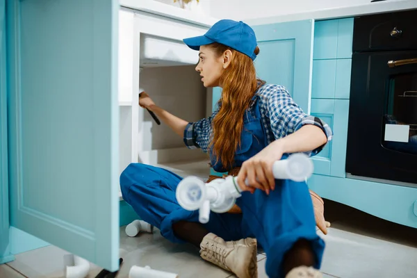 Üniformalı Çekici Kadın Tesisatçı Mutfaktaki Drenaj Borusunu Tamir Ediyor Alet — Stok fotoğraf