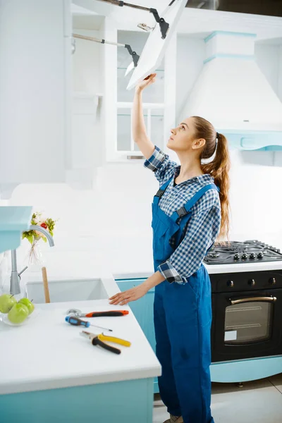 Χαριτωμένη Γυναίκα Επιπλοποιός Ενιαίο Ντουλάπι Επισκευής Στην Κουζίνα Handywoman Fixing — Φωτογραφία Αρχείου