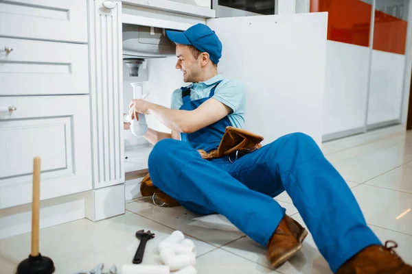 Lachende Mannelijke Loodgieter Uniform Houdt Afvoerpijp Keuken Handige Vrouw Met — Stockfoto