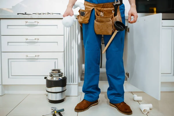 Erkek Tesisatçı Mutfağa Filtresi Yerleştiriyor Alet Çantası Tamir Lavabosu Evde — Stok fotoğraf