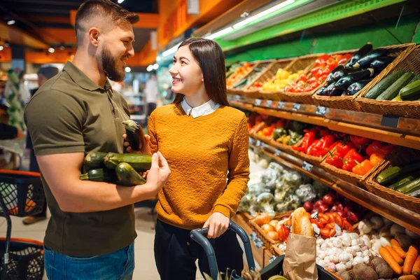 Pareja Feliz Con Cesta Tienda Comestibles Juntos Hombre Mujer Comprando — Foto de Stock