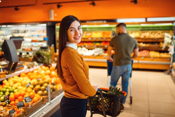 Pár Vozíkem Supermarketu Muž Žena Nakupující Ovoce Zeleninu Trhu Zákazníci — Stock fotografie
