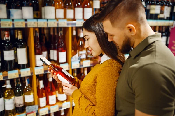 Pareja Alegre Eligiendo Alcohol Supermercado Hombre Mujer Comprando Bebidas Mercado — Foto de Stock